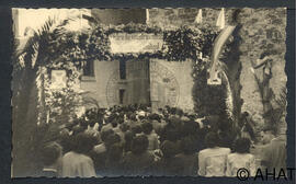 Els veins del poble passat per sota d'un arc decoratiu instal·lat per l'ocasió.