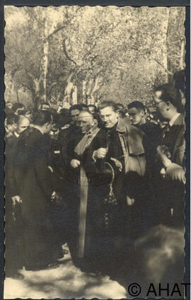 El cardenal Benjamín de Arriba y Castro envoltat dels veïns del poble.