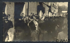 El cardenal Benjamín de Arriba y Castro envoltat dels veïns del poble.