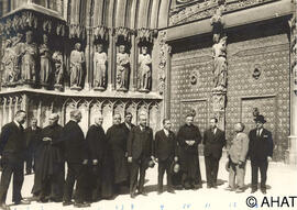 Fotografia de grup davant la porta de la catedral de Tarragona.