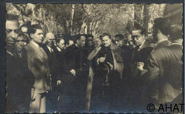 El cardenal Benjamín de Arriba y Castro i Mn. Albert Espolet Cabré envoltats pels veïns del poble.