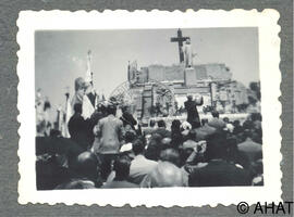 Assistents a la XIª Assamblea Nacional de Germandats Ferroviaries davant del Sagrat Cor del Cerro...