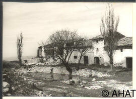 Vista de les cases en runes del poble.