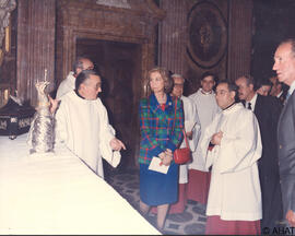 Els reis d'Espanya a l'altar major amb el braç de Santa Tecla.