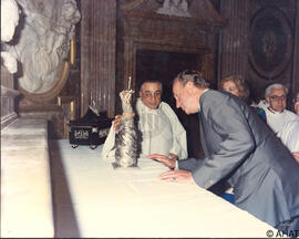 El rei Juan Carlos I observant detingudament el braç de Santa Tecla.